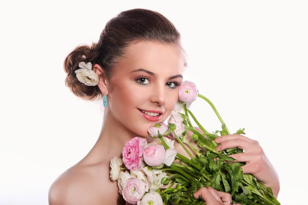 Junge schöne Frau mit einem Blumenstrauß zarte Frühlingsblumen — Stockfoto